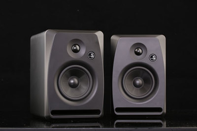 先看中國(guó)好聲音后臺(tái)錄音及混音棚 再來(lái)說(shuō)說(shuō)如何在家里看好聲音